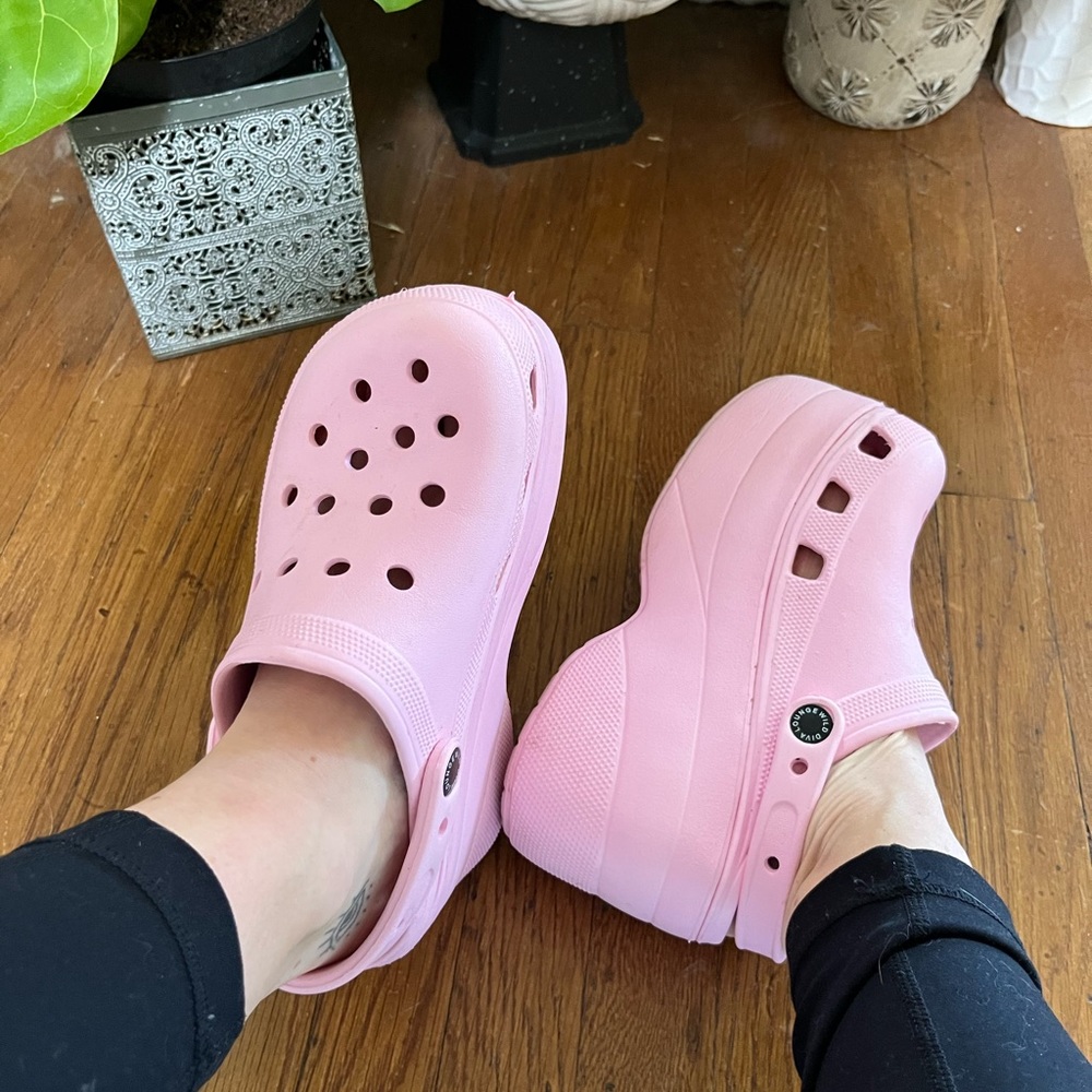 ✔️sold✔️Pink platform crocs